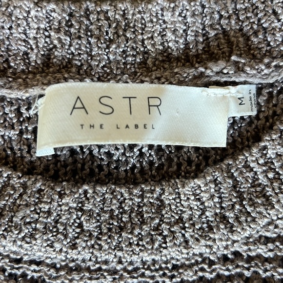 Astr The Label Womens Knit Top Medium W/high side slit Sleeveless Sweater - Picture 2 of 4